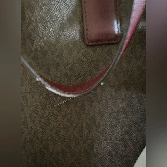 Pre-Luv- Michael Kors, heavy duty
Tote Bag maroon & brown
With Gold Hardware - Picture 3 of 16